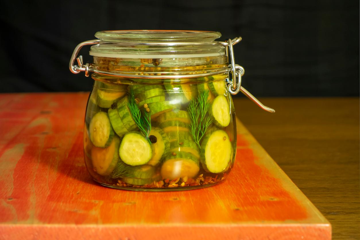 https://media.greenmatters.com/brand-img/--szD2k20/0x0/what-to-do-with-leftover-pickle-juice-1669144866739.jpg