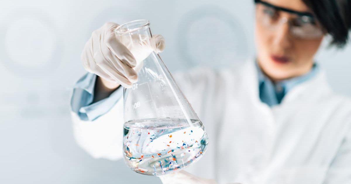 A scientist researching microplastics in the lab. (Representative Cover Image Source: Getty Images | Microgen Images)