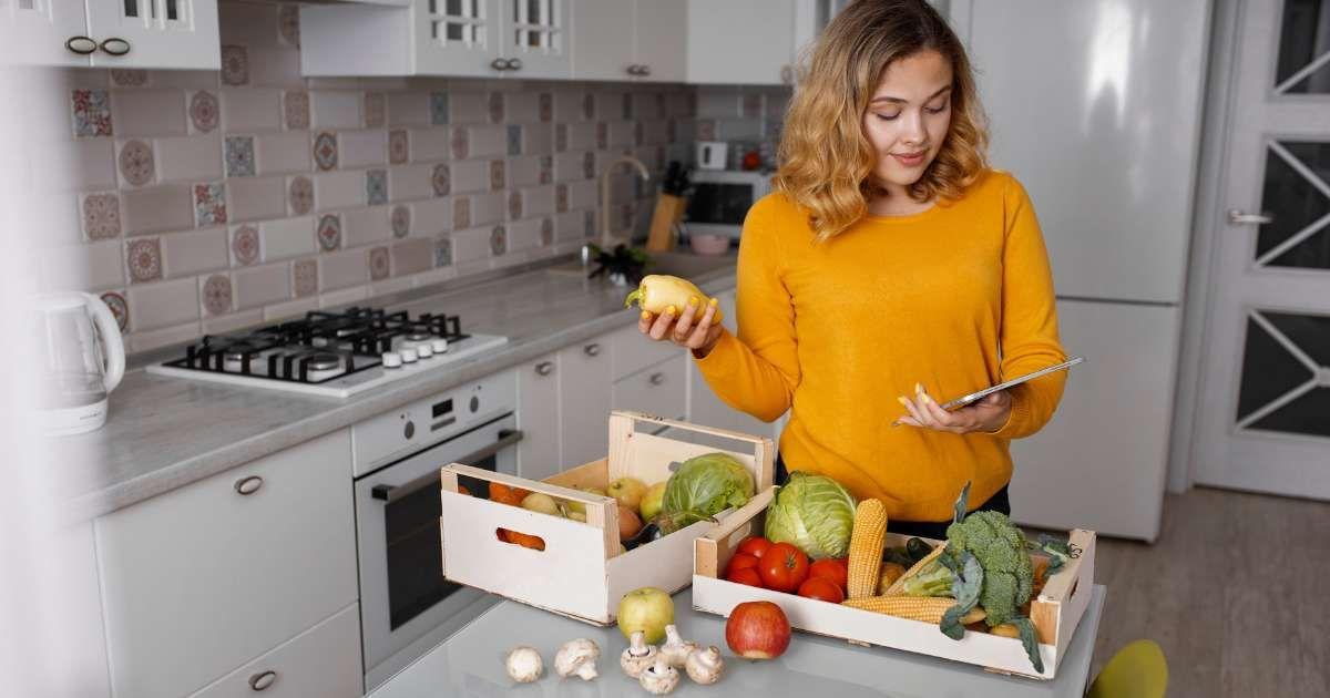 A woman unpacking the groceries and fresh produce she bought from the store. (Representative Cover Image Source: Freepik | freepik)