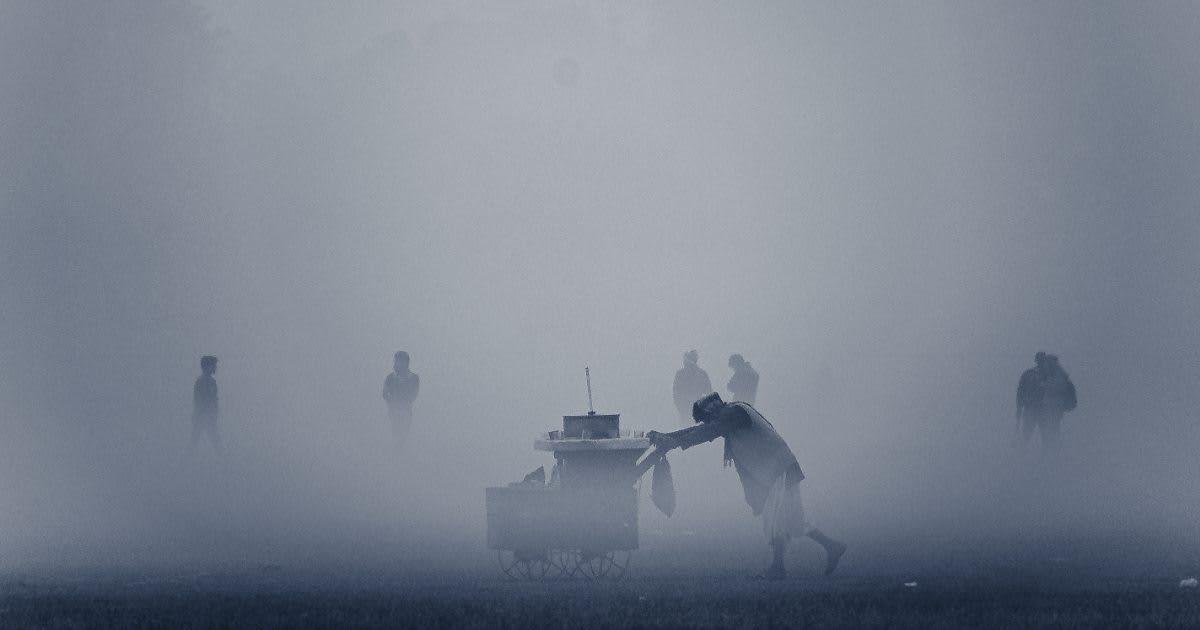 A person pushing a cart in a region covered by dense fog. (Representative Cover Image Source: Getty Images | Sayantan Photography)