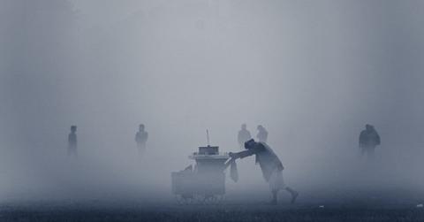 A person pushing a cart in a region covered by dense fog. (Representative Cover Image Source: Getty Images | Sayantan Photography)
