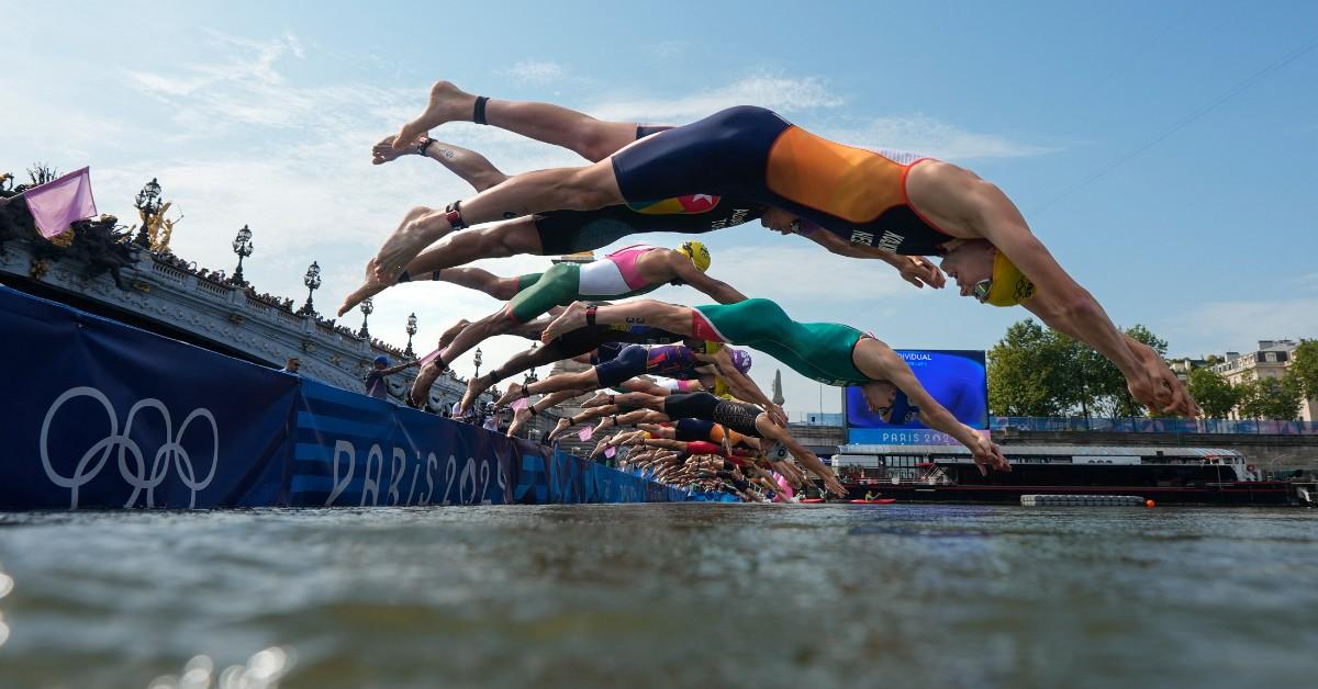 Olympians dive into the Seine to compete in the women's triathlon