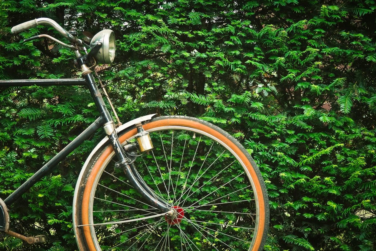 bike old wheel two wheeled vehicle ()