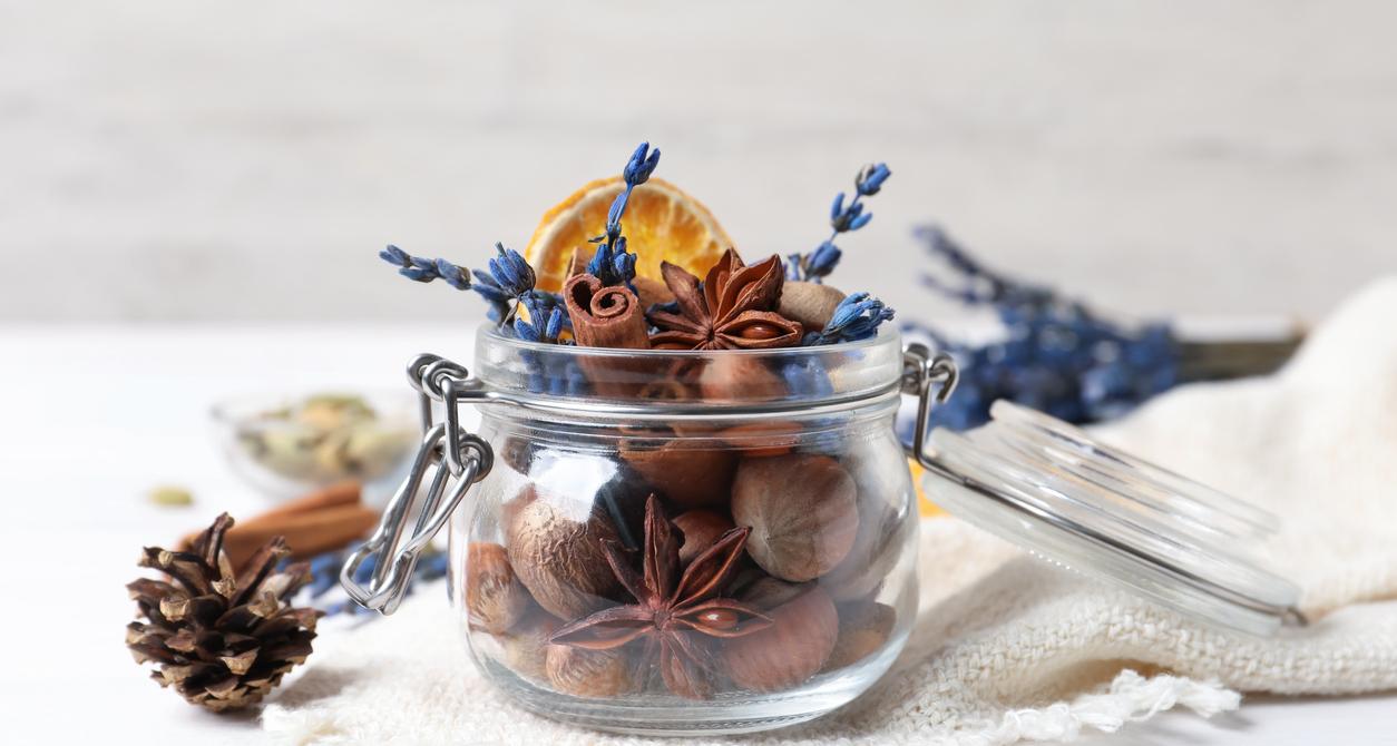 How To Make Your Own DIY Christmas Potpourri This Holiday Season how-to-make-your-own-diy-christmas-potpourri-this-holiday-season