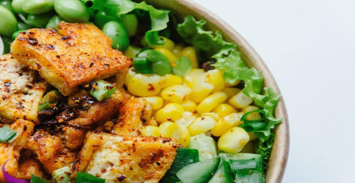 Salad with raw vegetables and seasoned tofu. 