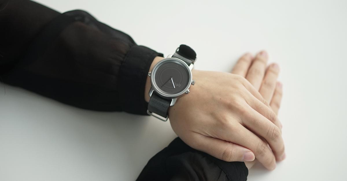 'LunaR' Offers The First Ever Solar-Powered Smartwatch