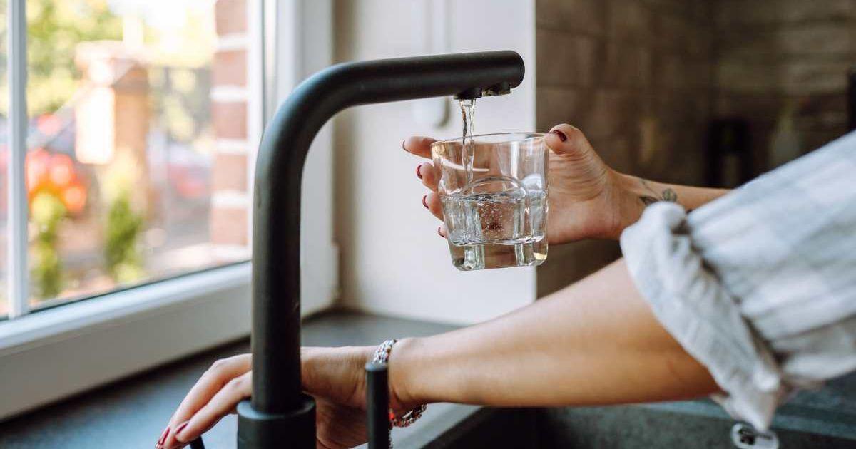 A woman filling tap water. (Representative Cover Image Source: Getty Images | Olga Rolenko)