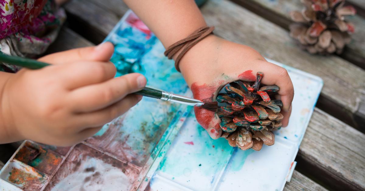 How to Paint Pine Cones for Crafts and Decorations