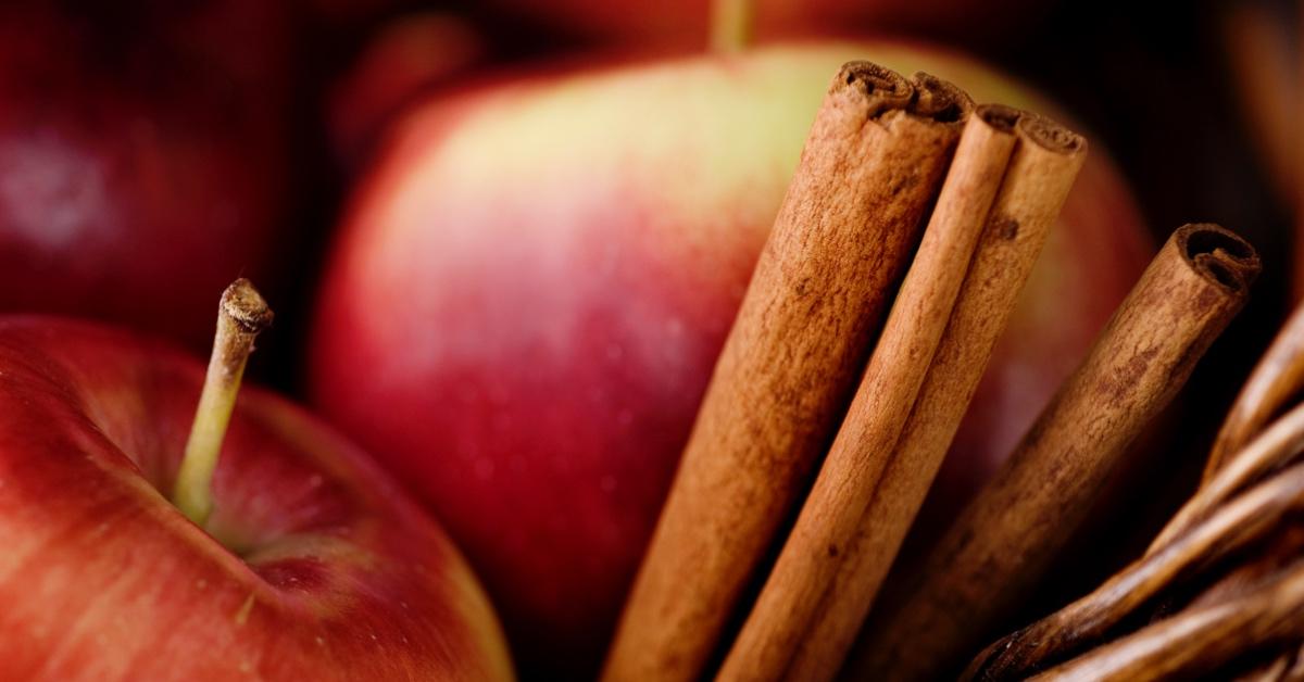 Apples and sticks of cinnamon.