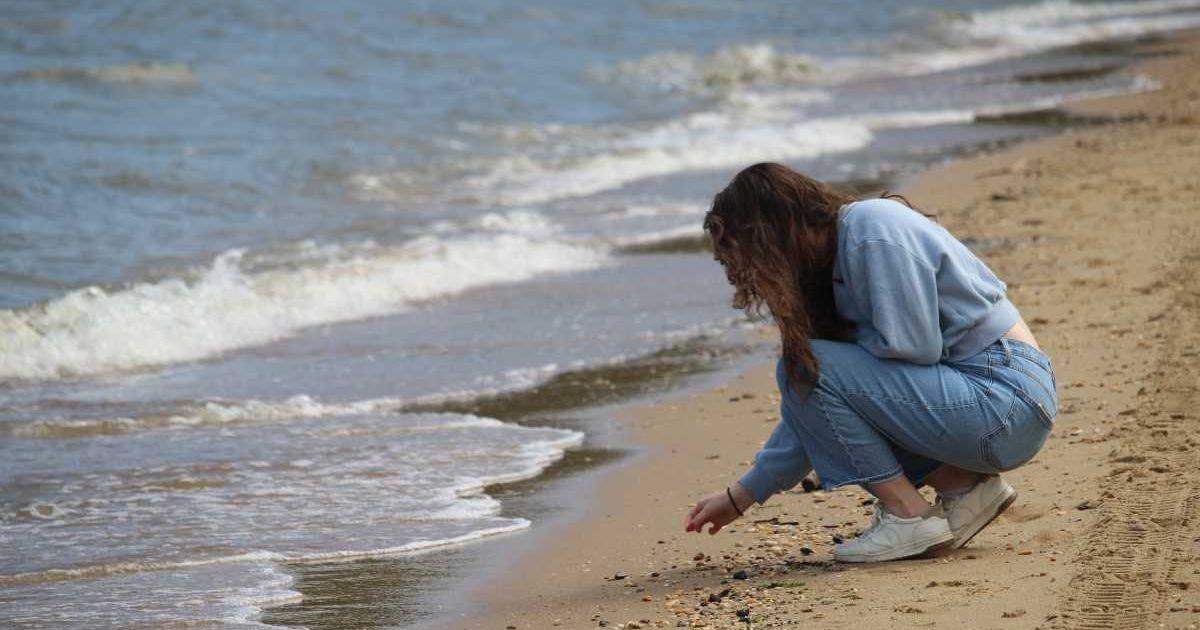  A teenager is collecting sand from the beach. (Representative Cover Image Source: Getty Images | Cyndi Monaghan)