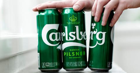 hands snapping cans carlsberg