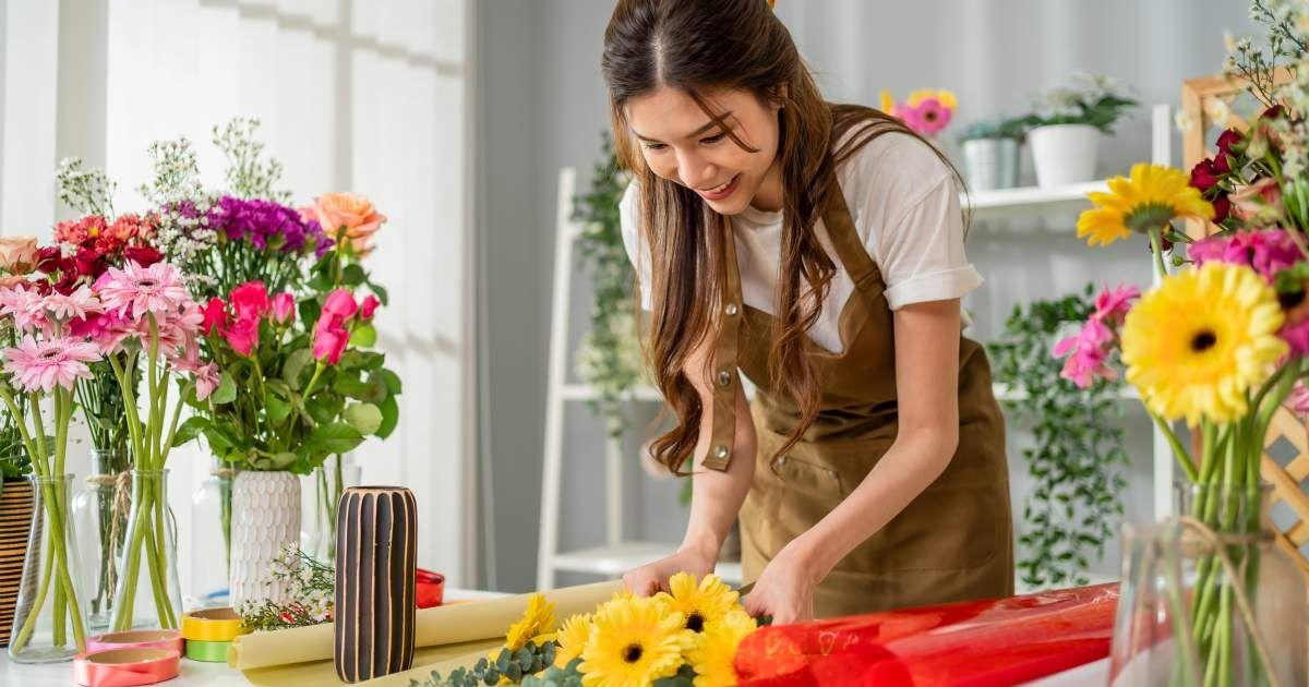 A florist girl is completing a beautiful bouquet in a flower shop. (Representative Cover Image Source: Getty Images | Kawee Srital-on)