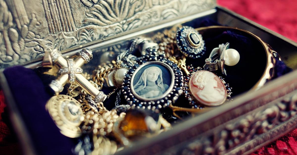 Is Buying Antique Jewelry Is a Good Investment? An Expert Weighs In