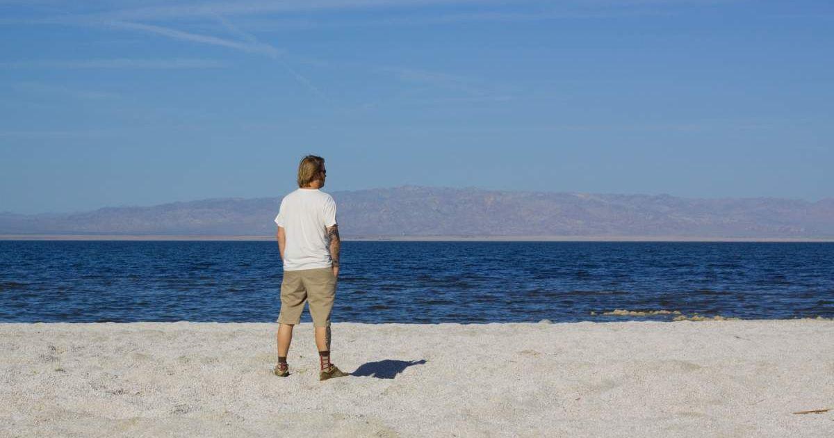 A man looking at the Salton Sea. (Representative Cover Image Source: Getty Images | Ianmcdonnell)