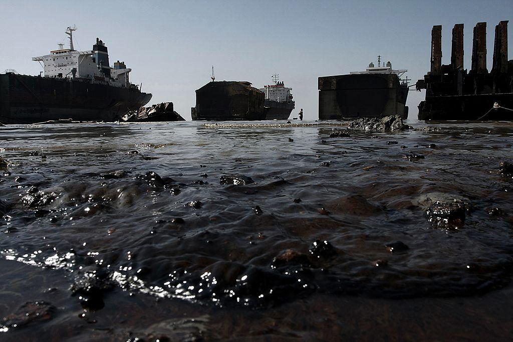 why littering is bad oil spill