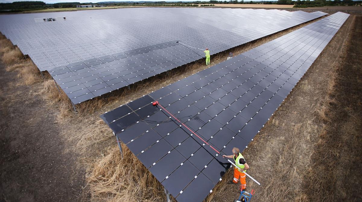 How to Clean Solar Panels for Optimum Performance