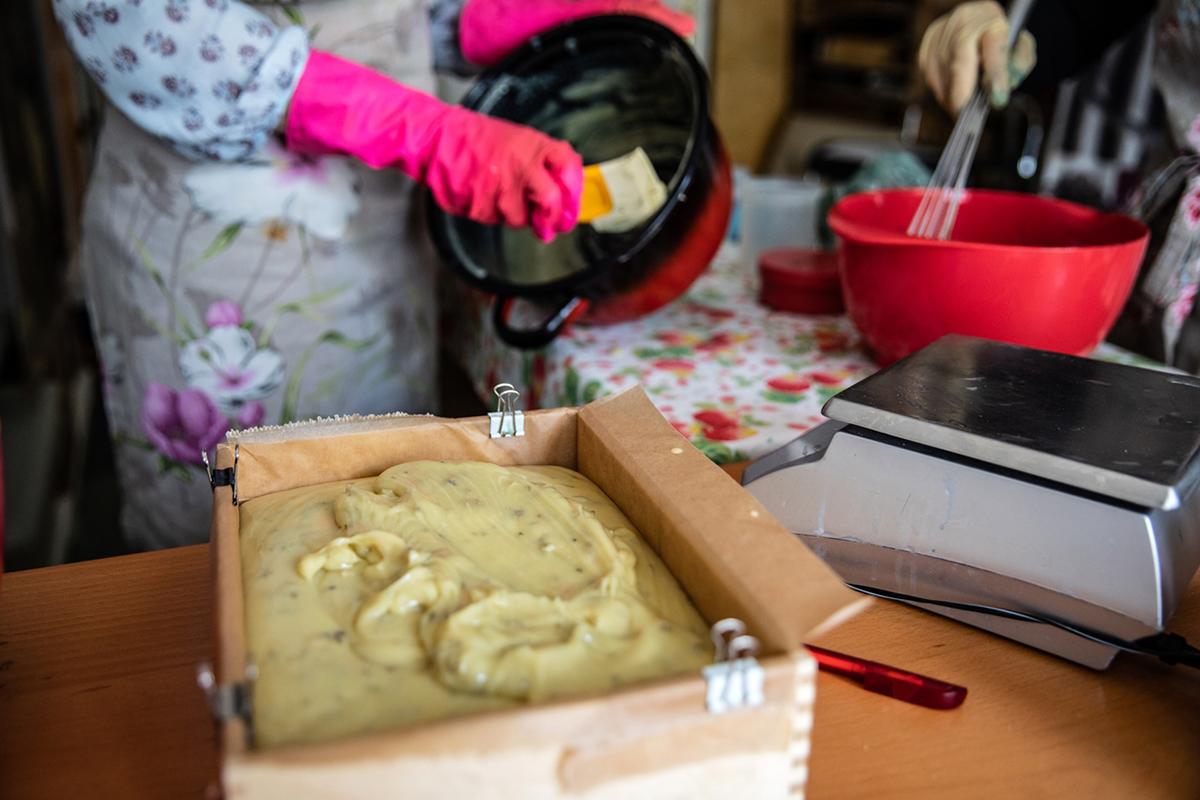 How to Make Herbal Soap Without Handling Lye {+ triple aloe melt & pour  recipe}