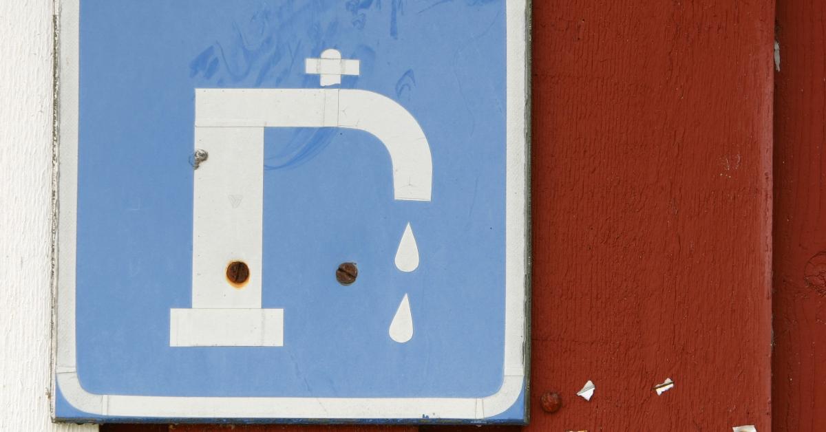 Tap water signage nailed onto a building