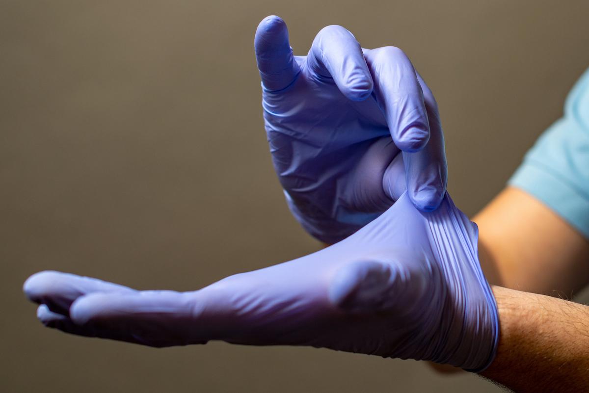 When Should We Wear Plastic Gloves? Here’s What Two MDs Have to Say