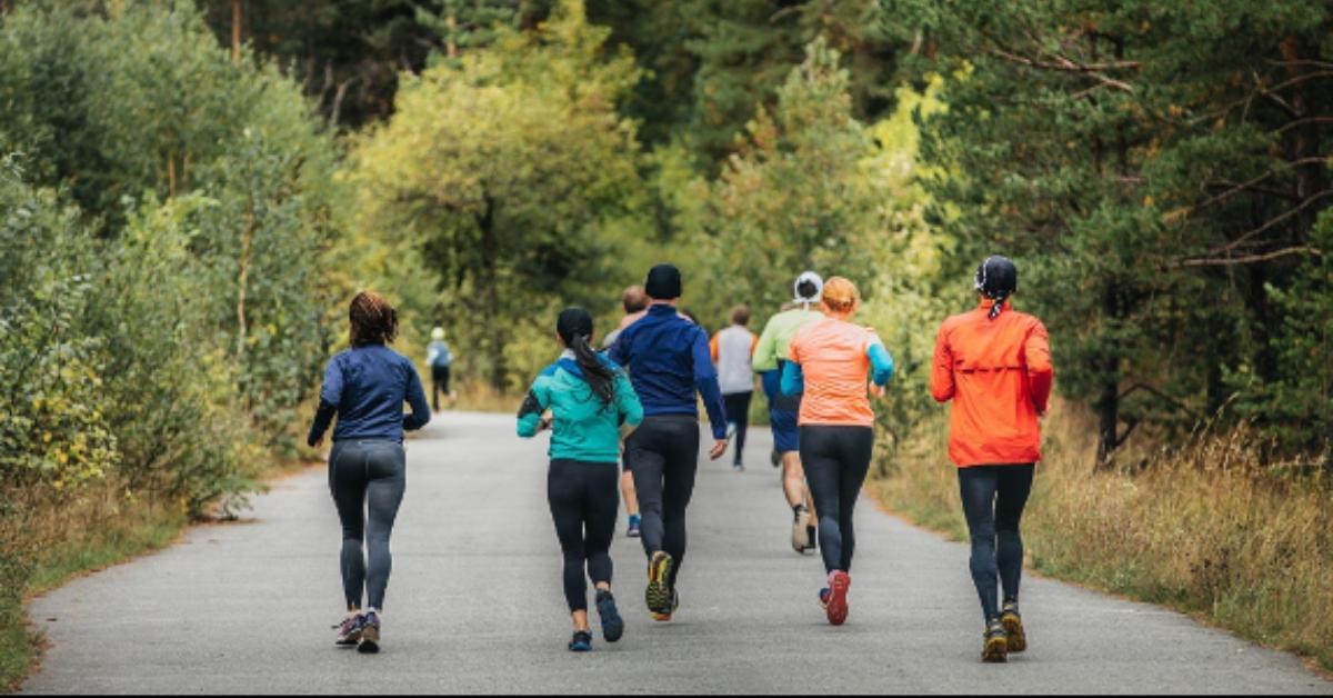 A group of runners.