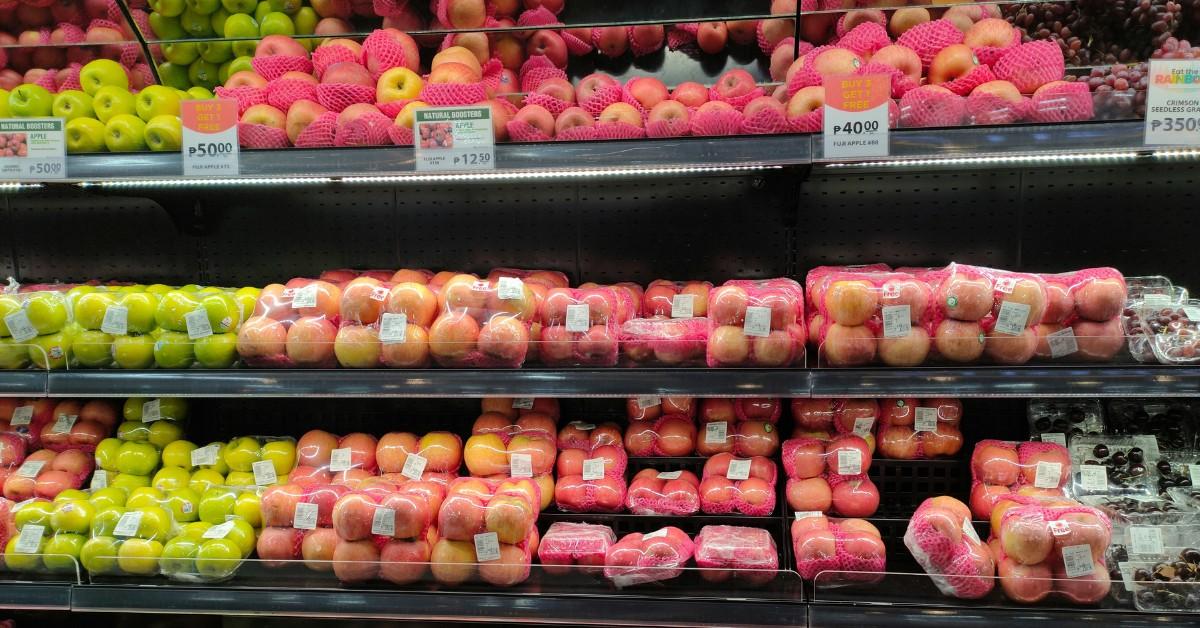Apples sit on the shelves in the grocery store