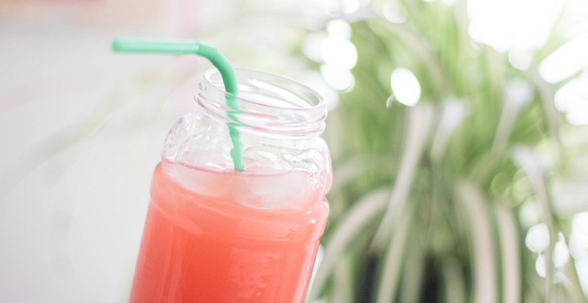 https://media.greenmatters.com/brand-img/Ao4cU/0x0/plastic-straw-in-drink-1531946471584-1531946473575.jpg