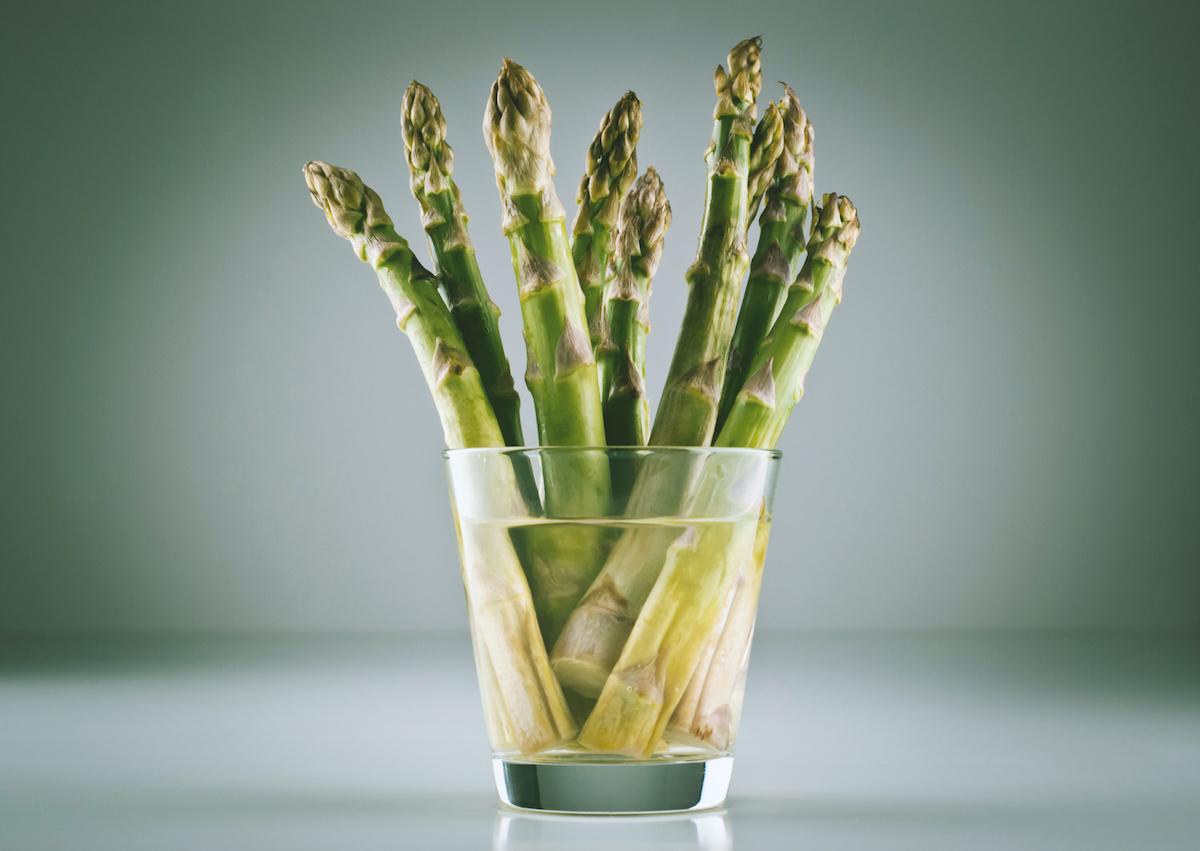 https://media.greenmatters.com/brand-img/CNmiL0Cg6/0x0/asparagus-1586455331993.jpg