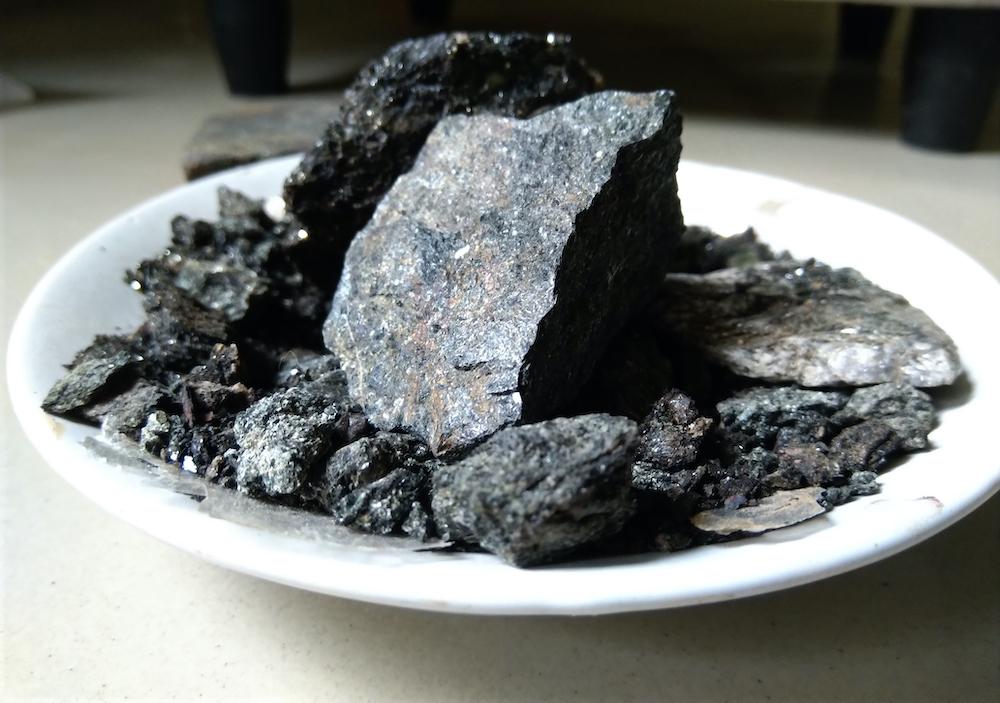 Raw shilajit on a dish