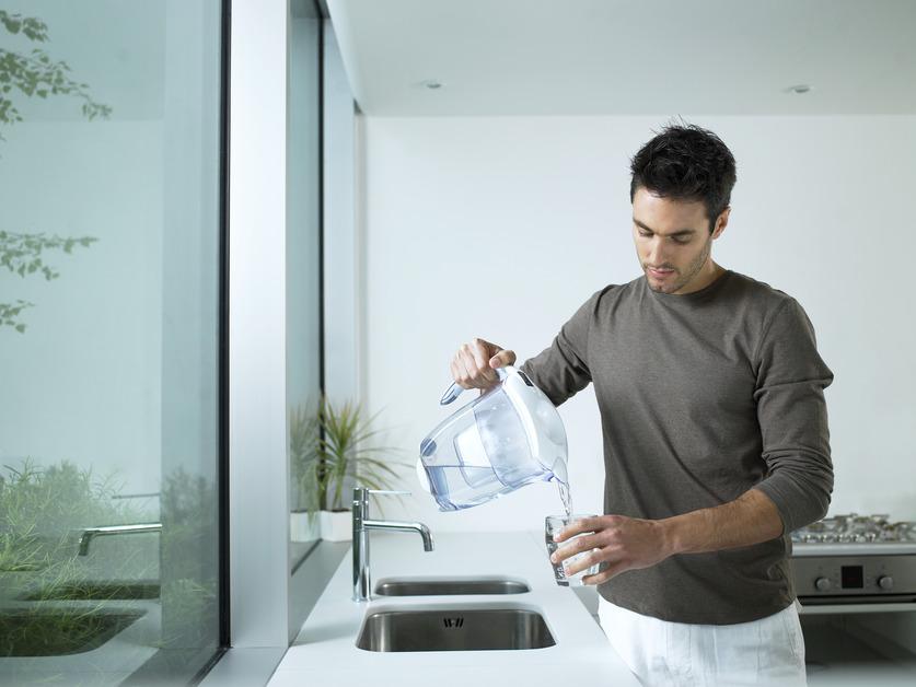 Man using water filter