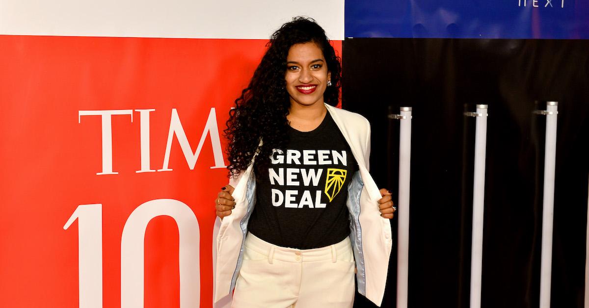 Varshini Prakash wears a "Green New Deal" T-shirt on a red carpet.