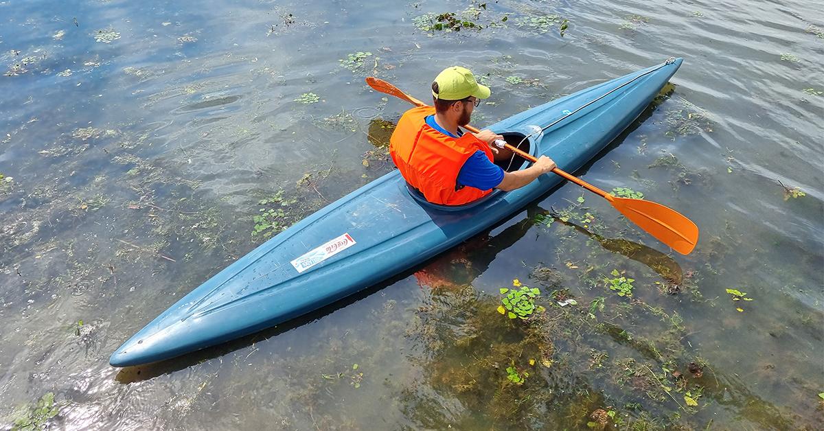 Man paddles in water in Riversaver Plasztikkajak kayak