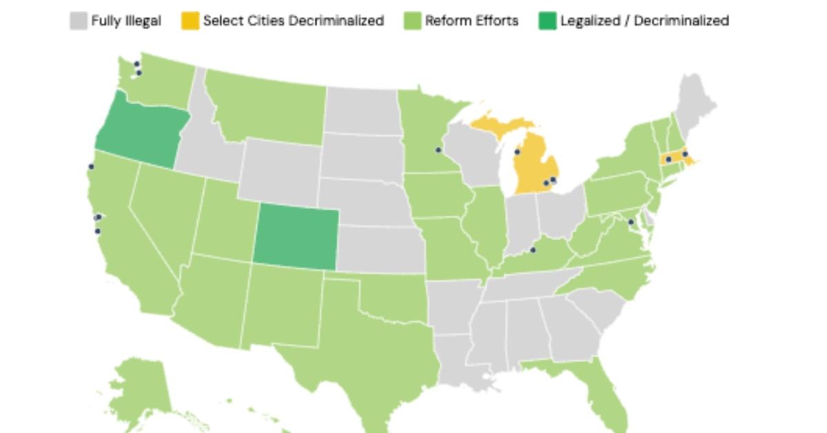 A map of the United States with some states light green, dark green, gray, and yellow based on a key at the top categorizes the legality of psychedelics in each state. 