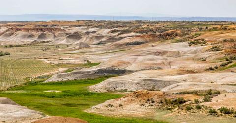 Gobi Desert scenery, Xinjiang Province, China (Cover Image Source: Getty Images | DuKai photographer)