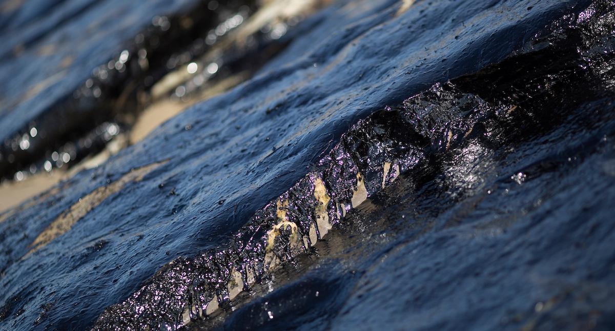 Разлив нефти на прибрежных скалах