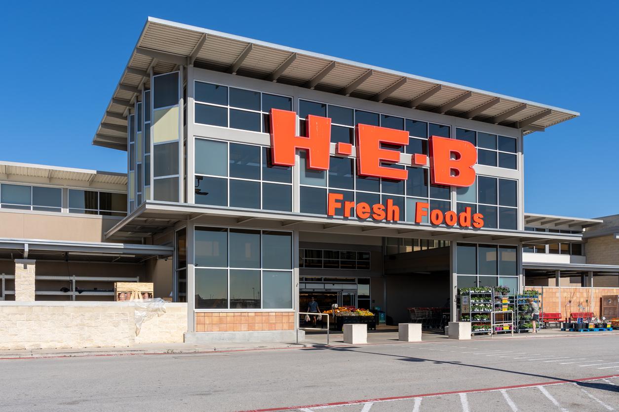 The outside of an H-E-B grocery store.