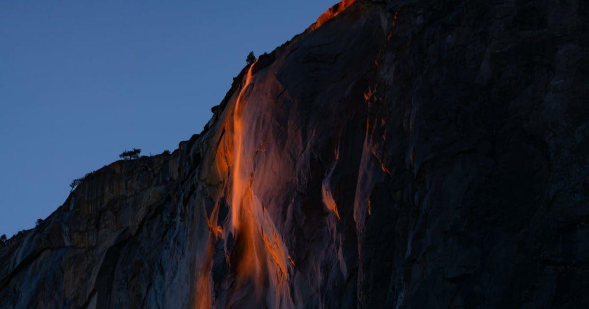 General view of the Yosemite Firefall natural phenomenon at Horsetail Fall ending in a pinkish hue (Image Source: Getty | AaronP/Bauer-Griffin)