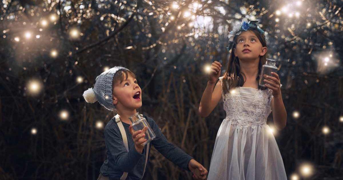 Little kids catching fireflies in a jar. (Representative Cover Image Source: Getty Images | PeopleImages)