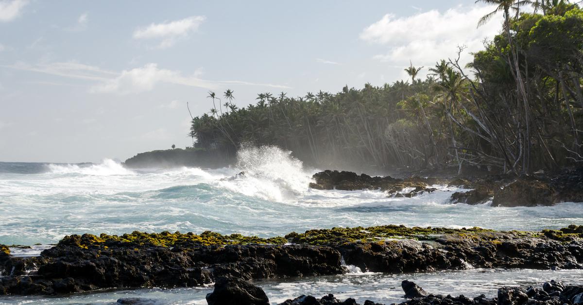 Surf crashing along Isaac Hale Park, at Pohoiki Beach.