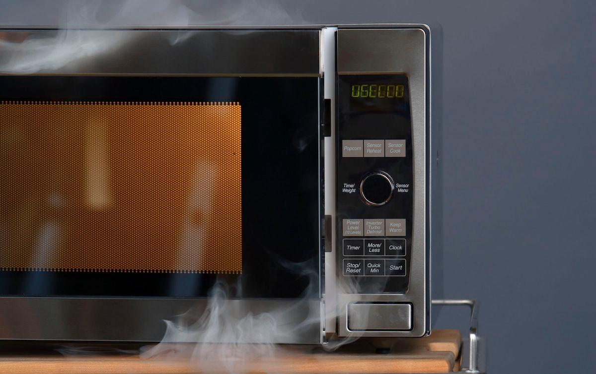 How to Clean a Microwave with White Vinegar