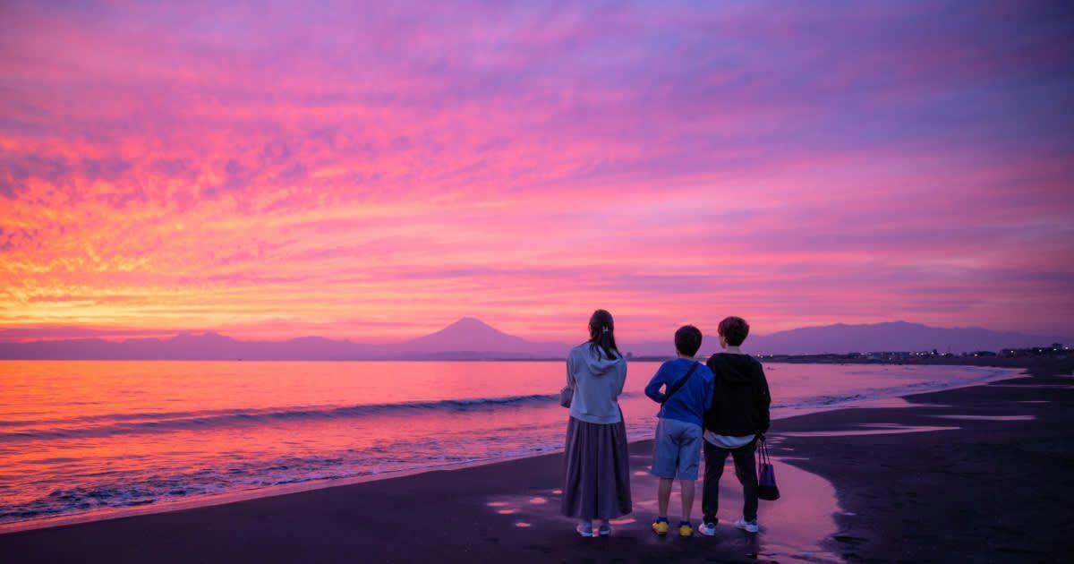 Rear view of three people looking at Mt. Fuji from Shonan beach (Representative Cover Image Source: Getty Images | Satoshi-K)
