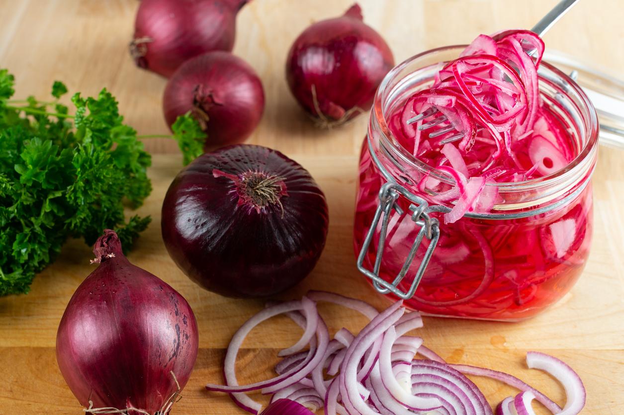 https://media.greenmatters.com/brand-img/MouBGnd4_/0x0/pickle-juice-pickled-red-onions-1669144725522.jpg