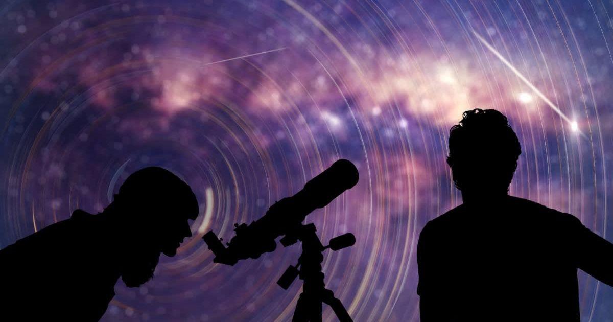 Two people are looking at the night sky. (Representative Cover Image Source: Getty Images | m-gucci)