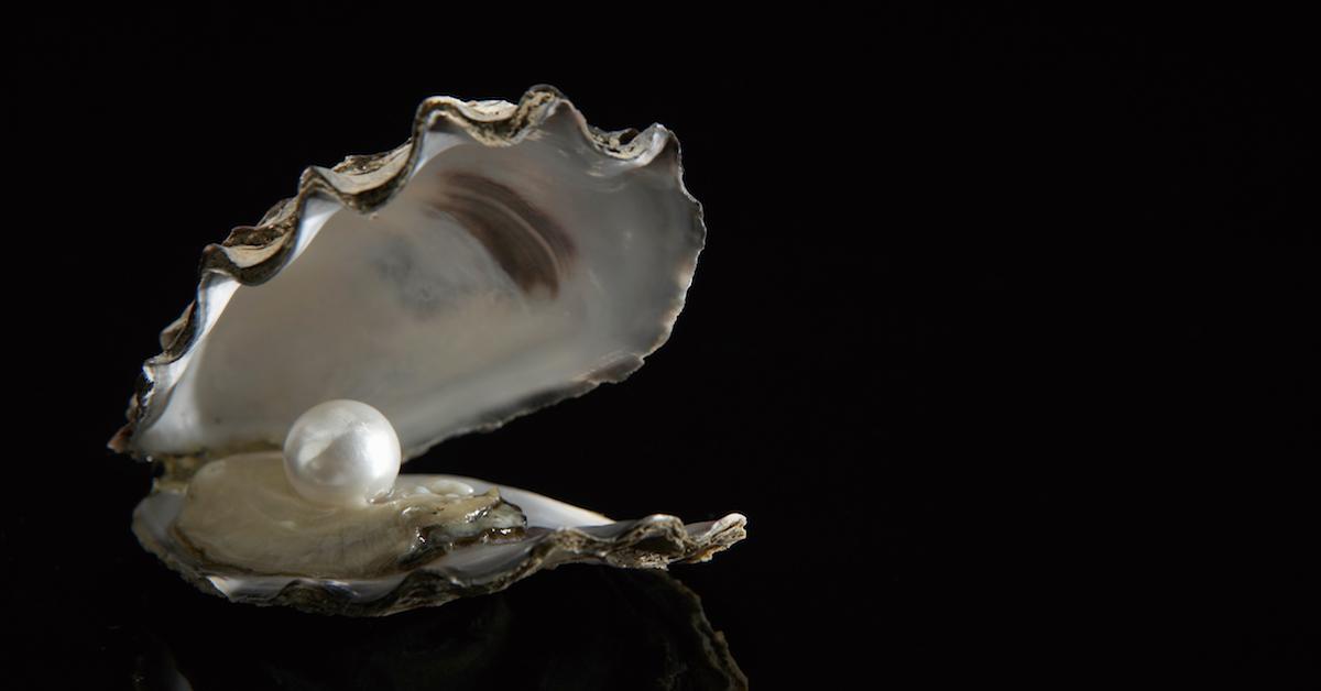 live oysters with pearls inside