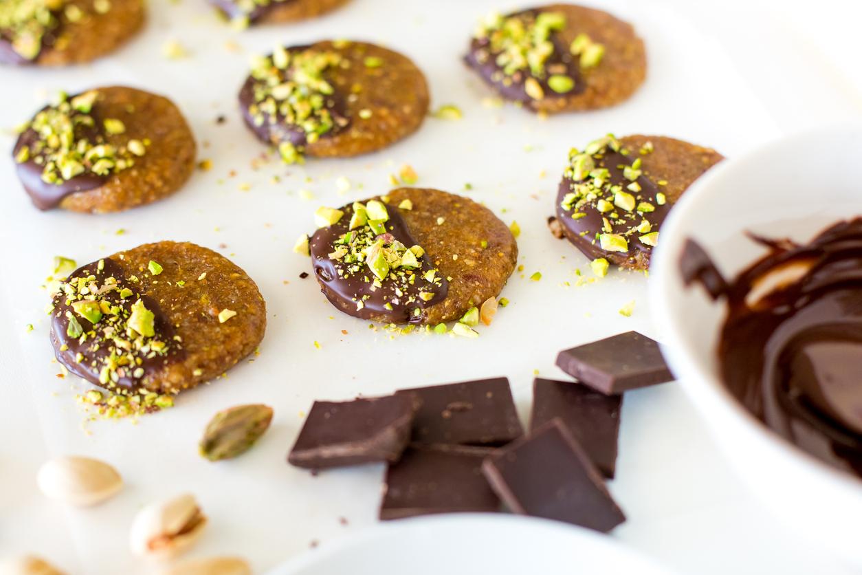 Pistachio and chocolate cookies on a table.