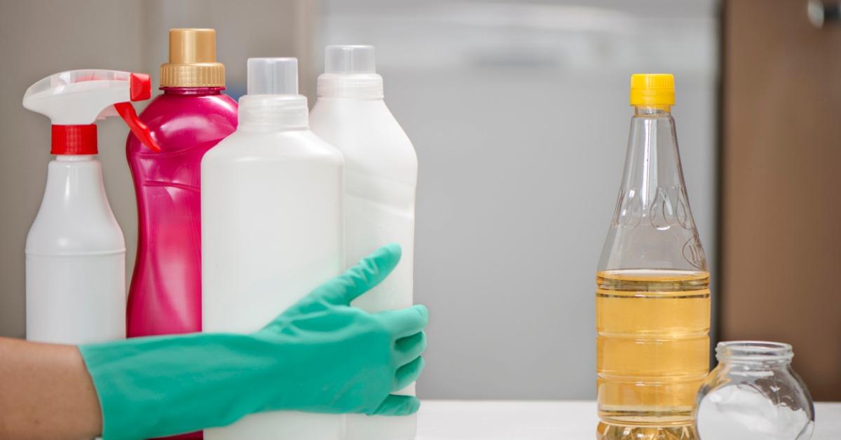 Difference Between Cleaning Vinegar & Distilled Vinegar (Understanding  Cleaning Chemicals Ep. 5) 