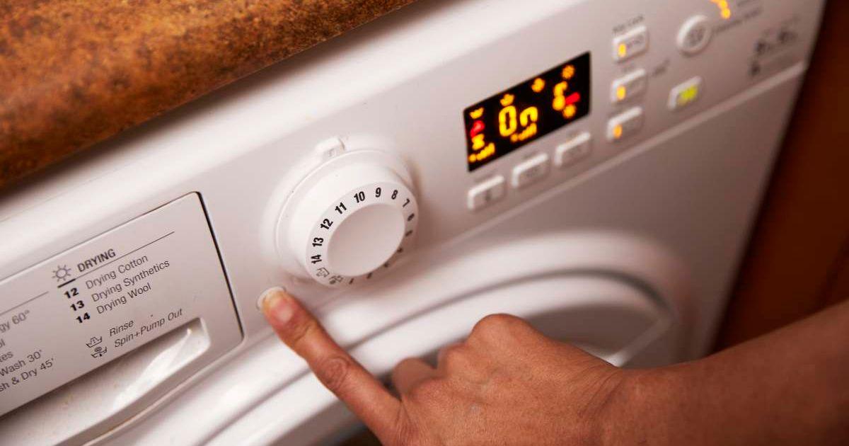 A person sets the washing machine cycle by adjusting the options on the machine. (Representative Cover Image Source: Getty Images | Westend61)
