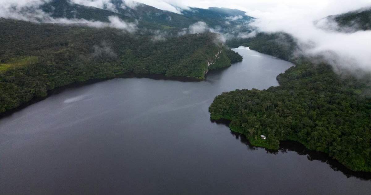 The mighty Amazon River is surrounded by thick vegetation and misty mountains. (Representative Cover Image Source: Pexels | Edwin Malca Cerna) 