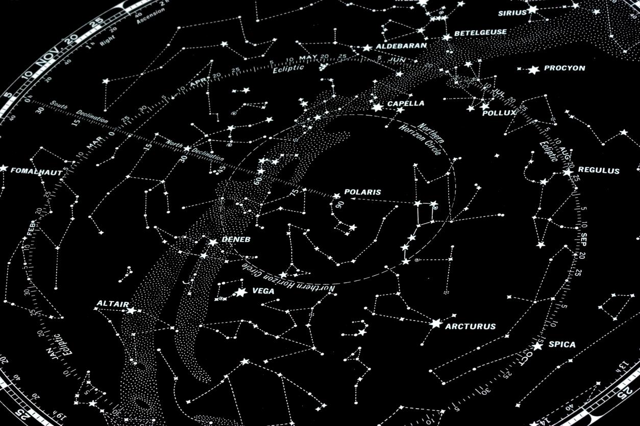 A black sky map showing the names of various stars and constellations.