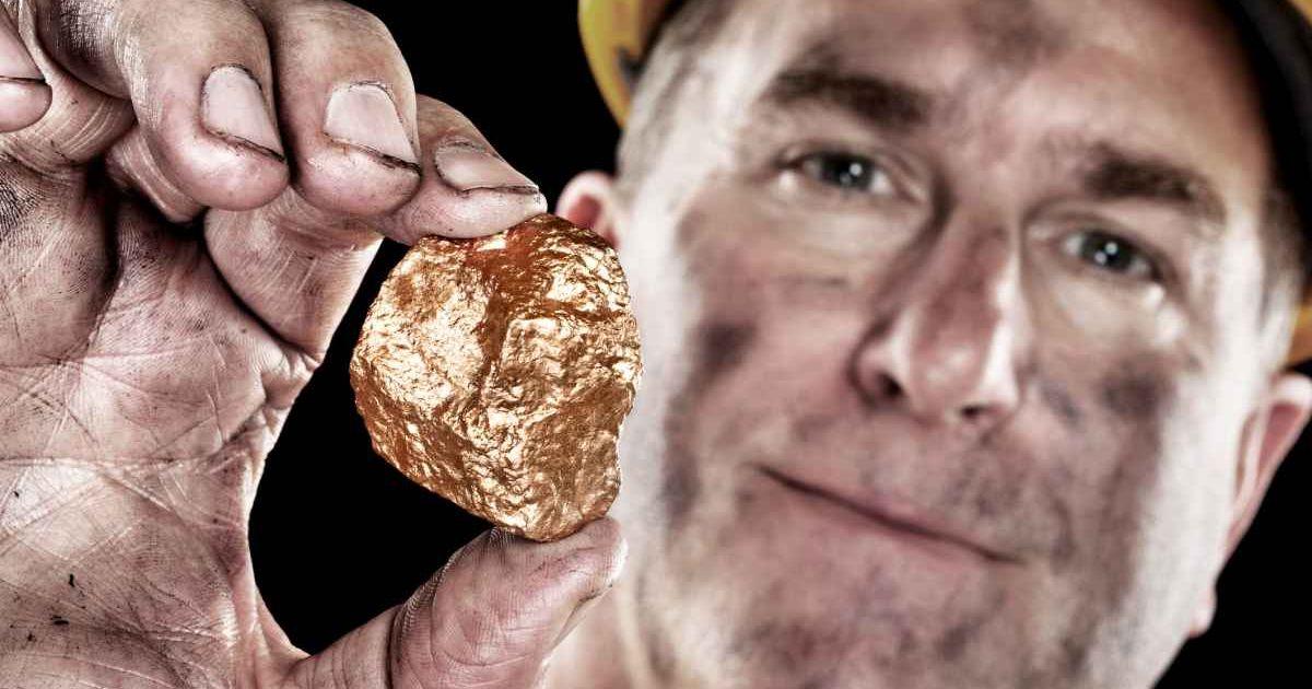 A man holding a nugget of gold (Representative Cover Image Source: Getty Images | Joe Belander)