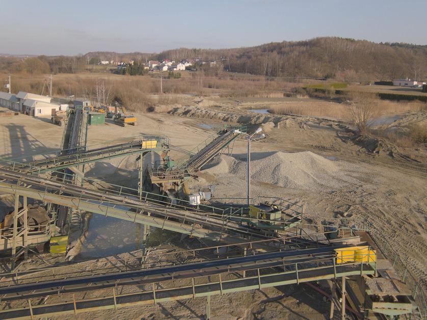 A stock photo of machines extracting, sorting, and washing river gravel.